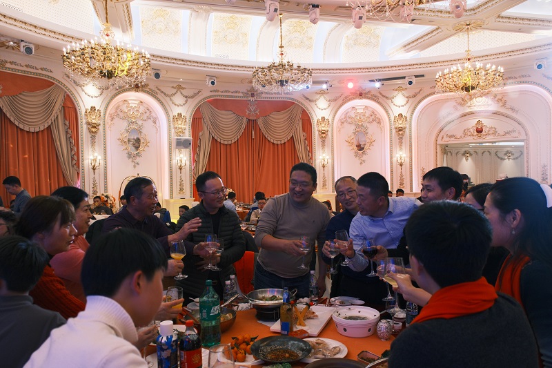 香蕉视频一区二区2025年年會敬酒 香蕉视频一区二区2025年年會敬酒